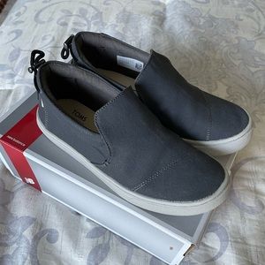 TOMS Youth Boys slip-ons, size 3Y